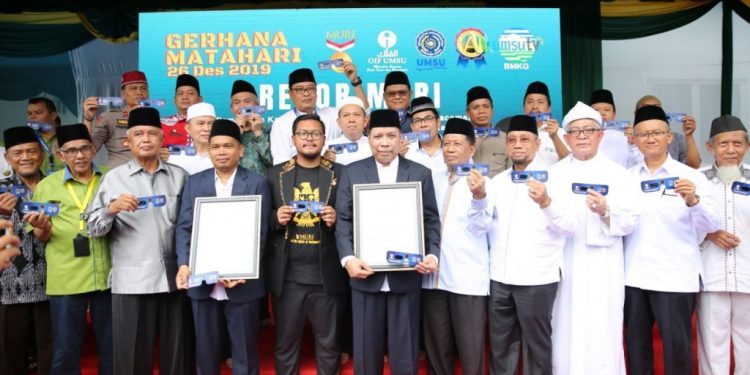 Ribuan Warga Pemburu Gerhana Padati UMSU Pecahkan Dua Rekor MURI