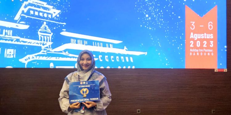 Dosen FK UMSU meraih penghargaan Presentasi Oral Terbaik.