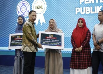 Rektor UMSU Serahkan 1,6 Miliyar Insentif Publikasi Ilmiah Batch I 2023