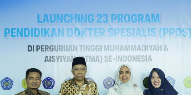 Mendiktisaintek Serahkan SK 24 PPDS PTMA, UMSU Siap Cetak Dokter Spesialis Bedah dan Pulmonologi